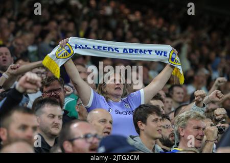 Ein Leeds-Fan winkt einen Schal während des Premier League-Spiels Leeds United gegen Everton in der Elland Road in Leeds, Großbritannien. 30. Aug, 2022. In Leeds, Vereinigtes Königreich am 8/30/2022. (Foto von James Heaton/News Images/Sipa USA) Quelle: SIPA USA/Alamy Live News Stockfoto