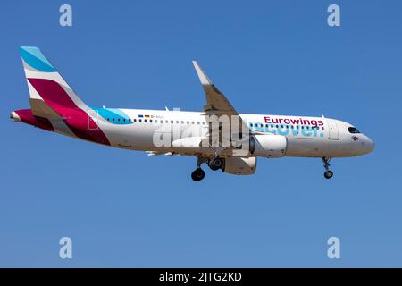 Eurowings Entdecken Sie Airbus A320-214 (REG: D-AIUX) auf der Finalbahn 31. Stockfoto