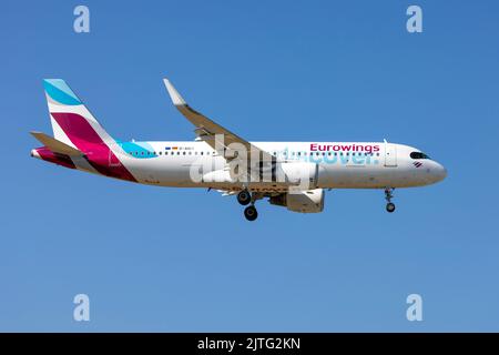 Eurowings Entdecken Sie Airbus A320-214 (REG: D-AIUX) auf der Finalbahn 31. Stockfoto