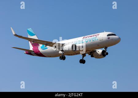 Eurowings Entdecken Sie Airbus A320-214 (REG: D-AIUX) auf der Finalbahn 31. Stockfoto