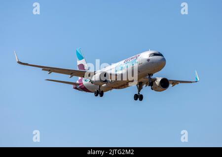 Eurowings Entdecken Sie Airbus A320-214 (REG: D-AIUX) auf der Finalbahn 31. Stockfoto
