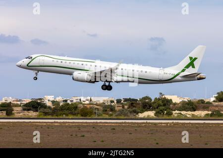 Air X Charter Embraer Lineage 1000 (ERJ-190-100ECJ) (REG: 9H-FAB) auf der Finalbahn 31. Stockfoto