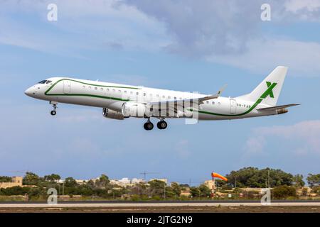 Air X Charter Embraer Lineage 1000 (ERJ-190-100ECJ) (REG: 9H-FAB) auf der Finalbahn 31. Stockfoto