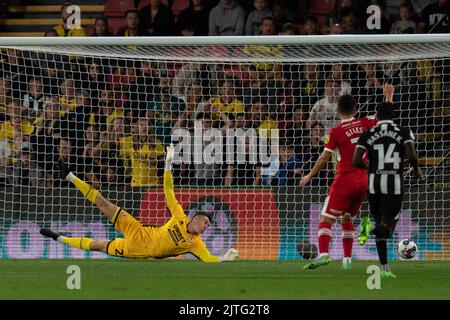 Watford, Großbritannien. 30. August 2022. Liam Roberts #23 von Middlesbrough kann die Aufnahme von Ismaïla Sarr #23 von Watford in Watford, Großbritannien am 8/30/2022 nicht sehen. (Foto von Richard Washbrooke/News Images/Sipa USA) Quelle: SIPA USA/Alamy Live News Stockfoto