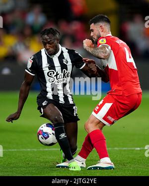 Watfords Hassane Kamara in Aktion mit dem Middlesborough-Spieler Alex Mowatt während des Sky Bet Championship-Spiels in der Vicarage Road, Watford. Bilddatum: Dienstag, 30. August 2022. Stockfoto