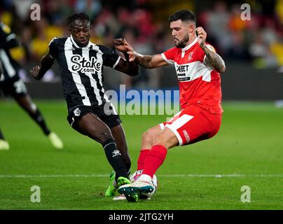 Watfords Hassane Kamara in Aktion mit dem Middlesborough-Spieler Alex Mowatt während des Sky Bet Championship-Spiels in der Vicarage Road, Watford. Bilddatum: Dienstag, 30. August 2022. Stockfoto