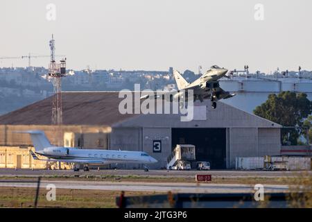 2 Katar-Luftwaffe Eurofighter EF-2000 Typhoon auf ihrem Lieferflug nach Katar durch Malta. Stockfoto