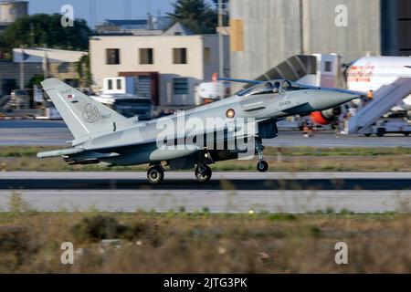 2 Katar-Luftwaffe Eurofighter EF-2000 Typhoon auf ihrem Lieferflug nach Katar durch Malta. Stockfoto