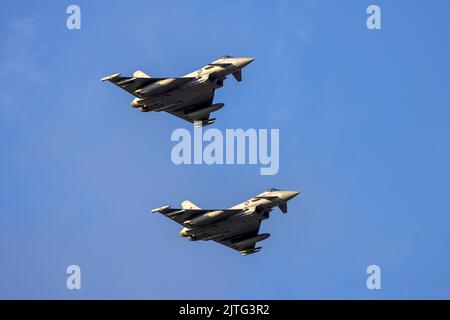 2 Katar-Luftwaffe Eurofighter EF-2000 Typhoon auf ihrem Lieferflug nach Katar durch Malta. Stockfoto