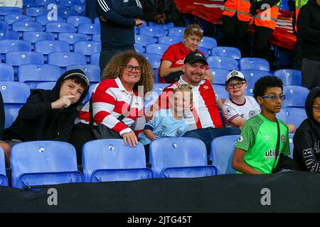 30.. August 2022; Selhurst Park, Crystal Palace, London, England; Premier League Football, Crystal Palace gegen Brentford: Brentford-Fans Stockfoto