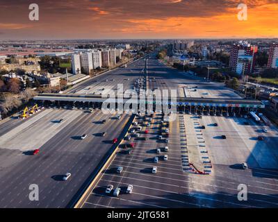 Mautstation bei Sonnenuntergang auf der Richieri Autobahn in Richtung Flughafen Ezeiza Stockfoto