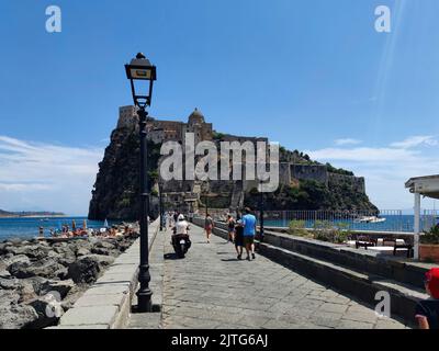 Brücke Insel Ischia mit der aragonesischen Burg in Ischia Ponte Insel Ischia