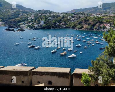 Der herrliche Panoramablick auf die Stadt Ischia Ponte (Insel Ischia, Neapel, Italien) von der Spitze des berühmten aragonesischen Schlosses (18) Stockfoto