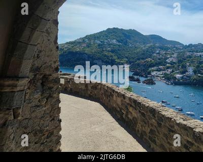 Der herrliche Panoramablick auf die Stadt Ischia Ponte (Insel Ischia, Neapel, Italien) von der Spitze des berühmten aragonesischen Schlosses (18) Stockfoto