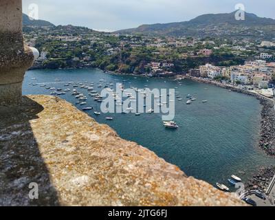 Der herrliche Panoramablick auf die Stadt Ischia Ponte (Insel Ischia, Neapel, Italien) von der Spitze des berühmten aragonesischen Schlosses (18) Stockfoto