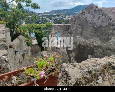 Der herrliche Panoramablick auf die Stadt Ischia Ponte (Insel Ischia, Neapel, Italien) von der Spitze des berühmten aragonesischen Schlosses (18) Stockfoto