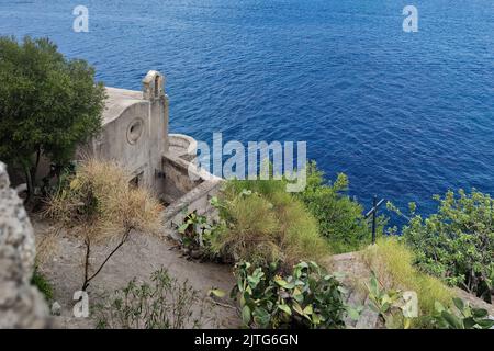 Der herrliche Panoramablick auf die Stadt Ischia Ponte (Insel Ischia, Neapel, Italien) von der Spitze des berühmten aragonesischen Schlosses (18) Stockfoto