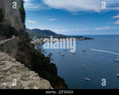 Der herrliche Panoramablick auf die Stadt Ischia Ponte (Insel Ischia, Neapel, Italien) von der Spitze des berühmten aragonesischen Schlosses (18) Stockfoto