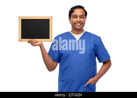 Glücklicher indischer Arzt oder Krankenschwester mit Kreidetafel Stockfoto