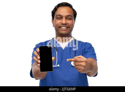 Lächelnder Arzt oder Krankenschwester zeigt Smartphone Stockfoto