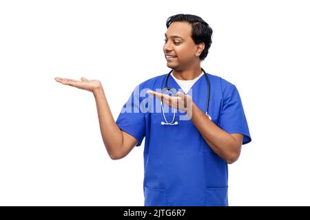 indischer männlicher Arzt, der etwas zur Hand hält Stockfoto