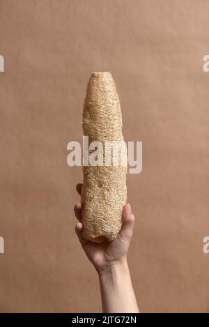 Junge weibliche Hand, die einen loofah, biologisch abbaubaren ökologischen Gemüseschwamm hält. Konzepte: Nachhaltiger Lebensstil, Wahl des umweltfreundlichen Pro Stockfoto