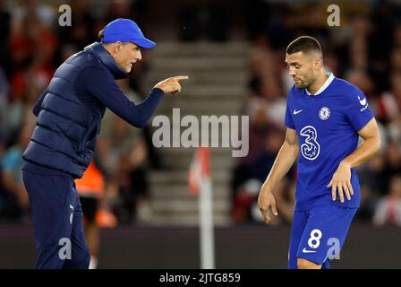 Chelsea-Manager Thomas Tuchel (links) spricht mit Spieler Mateo Kovacic während des Spiels der Premier League im St Mary's Stadium, Southampton. Bilddatum: Dienstag, 30. August 2022. Stockfoto