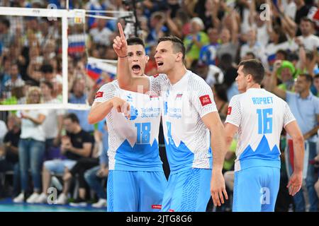 Klemen Cebulj, Jan Kozamernik (slowenische Volleyballnationalmannschaft) feiern in der Stozice Arena: Volleyball-Weltmeisterschaft 2022. Stockfoto