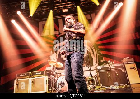 Oslo, Norwegen. 24., August 2022. Die amerikanische Rockband Clutch gibt ein Live-Konzert im Sentrum Scene in Oslo. Hier ist Sänger Neil Fallon live auf der Bühne zu sehen. (Foto: Gonzales Photo - Terje Dokken). Stockfoto