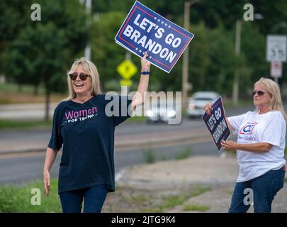 Wilkes Barre, Usa. 30. August 2022. Demonstranten halten Plakate mit „Let's Go Brandon“, während sie auf die Ankunft von Präsident Joe Bidens während einer Kundgebung in Wilkes-Barre warten. Eine Gruppe von Menschen veranstaltete vor der Ankunft von Präsident Joe Biden eine Kundgebung in Wilkes-Barre, die „Let's Go Brandon“. Biden reist nach Wilkes-Barre, um während seiner Safer America-Kundgebung über Waffengewalt zu sprechen. Diese Rallye wurde an dem Tag abgesagt, an dem Biden für Covid 19 positiv getestet wurde. Kredit: SOPA Images Limited/Alamy Live Nachrichten Stockfoto