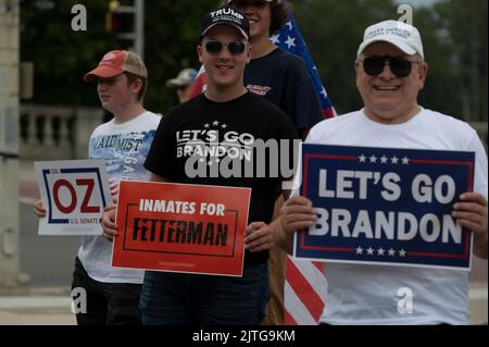 Wilkes Barre, Usa. 30. August 2022. Demonstranten stehen mit Plakaten entlang der River Street, während sie auf die Ankunft von Joe Biden während einer Kundgebung in Wilkes-Barre warten. Eine Gruppe von Menschen veranstaltete vor der Ankunft von Präsident Joe Biden eine Kundgebung in Wilkes-Barre, die „Let's Go Brandon“. Biden reist nach Wilkes-Barre, um während seiner Safer America-Kundgebung über Waffengewalt zu sprechen. Diese Rallye wurde an dem Tag abgesagt, an dem Biden für Covid 19 positiv getestet wurde. Kredit: SOPA Images Limited/Alamy Live Nachrichten Stockfoto