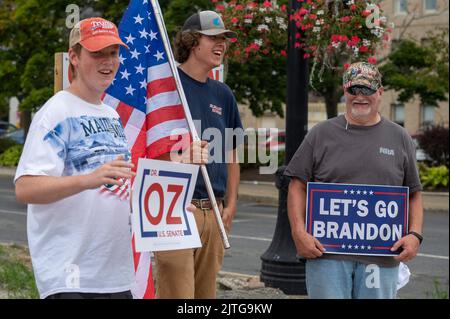 Wilkes Barre, Usa. 30. August 2022. Demonstranten stehen mit Plakaten und Fahnen entlang der River Street, während sie auf die Ankunft von Joe Biden während einer Kundgebung in Wilkes-Barre warten. Eine Gruppe von Menschen veranstaltete vor der Ankunft von Präsident Joe Biden eine Kundgebung in Wilkes-Barre, die „Let's Go Brandon“. Biden reist nach Wilkes-Barre, um während seiner Safer America-Kundgebung über Waffengewalt zu sprechen. Diese Rallye wurde an dem Tag abgesagt, an dem Biden für Covid 19 positiv getestet wurde. Kredit: SOPA Images Limited/Alamy Live Nachrichten Stockfoto