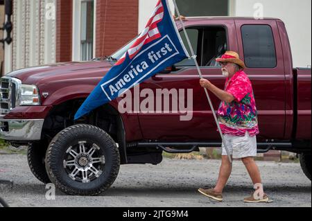 Wilkes Barre, Usa. 30. August 2022. Ein Demonstrator trägt vor seiner Rede über ein sichereres Amerika eine Flagge Amerikas bei einer Kundgebung gegen Präsident Joe Biden. Eine Gruppe von Menschen veranstaltete vor der Ankunft von Präsident Joe Biden eine Kundgebung in Wilkes-Barre, die „Let's Go Brandon“. Biden reist nach Wilkes-Barre, um während seiner Safer America-Kundgebung über Waffengewalt zu sprechen. Diese Rallye wurde an dem Tag abgesagt, an dem Biden für Covid 19 positiv getestet wurde. Kredit: SOPA Images Limited/Alamy Live Nachrichten Stockfoto