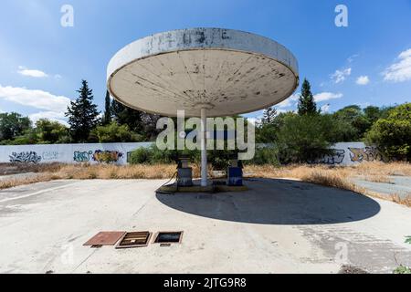 Nikosia, Zypern. 27. August 2022. Eine verlassene Mobil-Tankstelle ist am 27. August 2022 in der Nähe der Universität in Nicosia, Zypern, zu sehen. Obwohl die Gaspreise in Zypern in den letzten Wochen deflationieren, kann niemand sagen, was der Winter bringen wird, solange der Krieg in der Ukraine andauert und die EU möglicherweise neue Sanktionen gegen Russland verhängen wird. (Foto von Kostas Pikoulas/Sipa USA) Quelle: SIPA USA/Alamy Live News Stockfoto