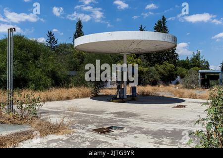 Nikosia, Zypern. 27. August 2022. Eine verlassene Mobil-Tankstelle ist am 27. August 2022 in der Nähe der Universität in Nicosia, Zypern, zu sehen. Obwohl die Gaspreise in Zypern in den letzten Wochen deflationieren, kann niemand sagen, was der Winter bringen wird, solange der Krieg in der Ukraine andauert und die EU möglicherweise neue Sanktionen gegen Russland verhängen wird. (Foto von Kostas Pikoulas/Sipa USA) Quelle: SIPA USA/Alamy Live News Stockfoto