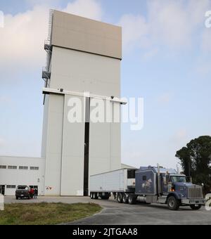 KSC, Florida, USA. 13. April 2020. Der Abbruchmotor für Orions Abbruchsystem (LAS) für Artemis II, der in seinem Transportcontainer eingeschlossen ist, trifft am 13. April 2020 im Kennedy Space Center von NASAs in Florida ein. Der Motor kam von Northrop Grumman in Promontory, Utah, an und wurde zur Launch Abort System Facility transportiert, wo er zur Vorbereitung der zweiten Artemis-Mission getestet werden wird. Das Artemis-Programm ist der erste Schritt in die nächste Ära der menschlichen Erforschung. Zusammen mit kommerziellen und internationalen Partnern wird die NASA eine nachhaltige Präsenz auf dem Mond zur Vorbereitung aufbauen Stockfoto