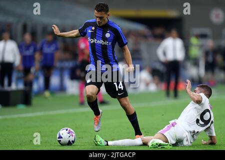 Mailand Italien . 30. August 2022, Mailand Italien . 30. August 2022, Kristjan Asllani vom FC Internazionale und Luca Zanimacchia von uns Cremonesen kämpfen während des Serie-A-Spiels zwischen dem FC Internazionale und uns Cremonesen im Stadio Giuseppe Meazza am 30. August 2022 in Mailand Italien um den Ball. Stockfoto