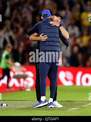 Chelsea-Manager Thomas Tuchel (links) und Southampton-Manager Ralph Hasenhuttl nach dem letzten Pfiff im Premier League-Spiel im St. Mary's Stadium, Southampton. Bilddatum: Dienstag, 30. August 2022. Stockfoto