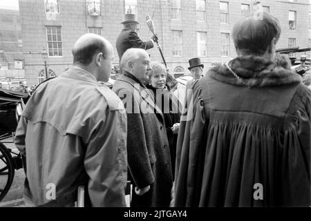 Der ehemalige sowjetische Premier Michail Gorbatschow und seine Frau Raisa erhalten die Schlüssel zur Stadt Aberdeen, Schottland, Dezember 1993. Stockfoto