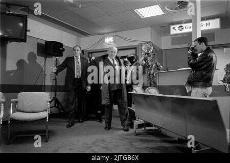 Der ehemalige sowjetische Premier Michail Gorbatschow und seine Frau Raisa erhalten die Schlüssel zur Stadt Aberdeen, Schottland, Dezember 1993. Stockfoto