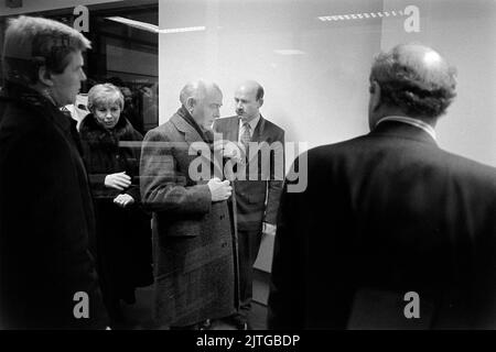 Der ehemalige sowjetische Premier Michail Gorbatschow und seine Frau Raisa erhalten die Schlüssel zur Stadt Aberdeen, Schottland, Dezember 1993. Stockfoto