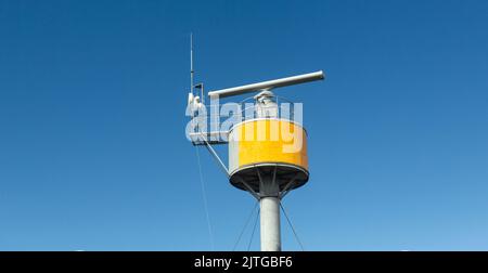 Radar des Schiffsverkehrskontrollsystems am blauen Himmel Stockfoto