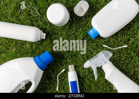 Nahaufnahme von Plastikmüll auf Gras Stockfoto