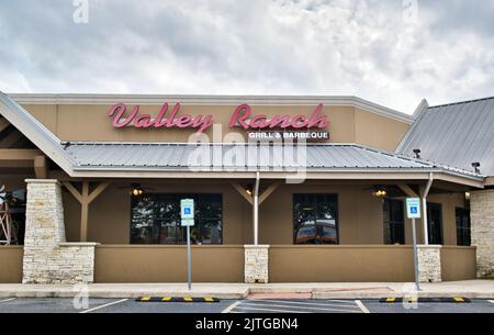 Houston, Texas USA 12-05-2021: Außenansicht des Valley Ranch Grill- und Grillbereichs in Houston, TX. BBQ Steakhouses sind ein üblicher Anblick in Texas. Stockfoto