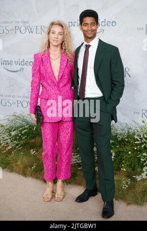 London, Vereinigtes Königreich . 30 August, 2022 . Mona Godfrey und Alfred Enoch bei der Weltpremiere von „der Herr der Ringe: Der Ring der Macht“ in den Leicester Square Gardens. Quelle: Alan D West/Alamy Live News Stockfoto