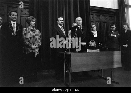 Der ehemalige sowjetische Premier Michail Gorbatschow und seine Frau Raisa erhalten die Schlüssel zur Stadt Aberdeen, Schottland, Dezember 1993. Stockfoto