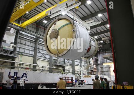 Usa. 11. August 2021. Am 28. Juli traf die Zwischenstufe der kryogenen Propulsion für den zweiten Flug der NASA-Rakete Space Launch System (SLS) in Florida ein, wo die Endphase der Produktion stattfand. Die Bühne und ihr einziger RL10-Motor liefern den im Weltraum benötigten Antrieb, um die Orion-Raumsonde der NASA und ihre Besatzung für Artemis II, die erste Mission mit Besatzung der NASA-Artemis-Mondmissionen, auf eine präzise Flugbahn zum Mond zu bringen. Es ist das erste Stück der Rakete für den Artemis II-Flug, das in Florida ankommt. Boeing und United Launch Alliance, das Subunternehmer-Team für die Bühne, verschifften das Interim C Stockfoto