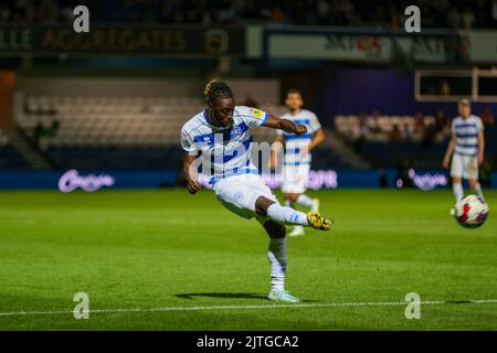 QPR-Spieler Osman Kakay überquert den Ball während des Sky Bet Championship-Spiels zwischen den Queens Park Rangers und Hull City am Dienstag, dem 30.. August 2022, im Loftus Road Stadium in London. (Kredit: Ian Randall | MI News) Kredit: MI News & Sport /Alamy Live News Stockfoto