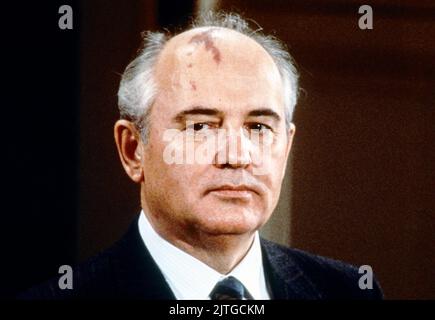 Präsident Michail Gorbatschow von der Sowjetunion im Ostsaal des Weißen Hauses in Washington, DC für die Unterzeichnung des Abkommens der Intermediate Range Nuclear Forces (INF) mit dem US-Präsidenten Ronald Reagan am 8. Dezember 1987. Das Abkommen eliminierte nukleare Misslitten zwischen den USA und der Sowjetunion und führte zur Eliminierung weiterer Atomwaffen.Quelle: Jim Colburn/Pool via CNP *** Bitte verwenden Sie Credit from Credit Field *** Credit: SIPA USA/Alamy Live News Stockfoto