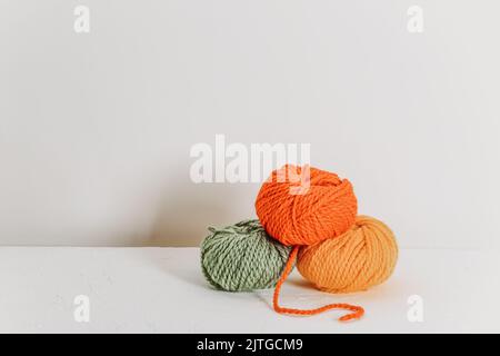 Strickkugeln in Herbstfarben. Für Text platzieren Stockfoto